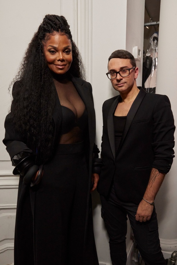 مجموعة Christian Siriano لربيع وصيف 2023 تعيدنا إلى هوليوود القديمة وأيقوناتها