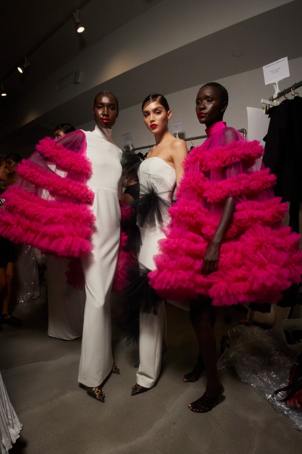 مجموعة Christian Siriano لربيع وصيف 2023 تعيدنا إلى هوليوود القديمة وأيقوناتها