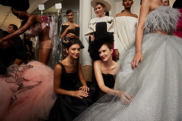 مجموعة Christian Siriano لربيع وصيف 2023 تعيدنا إلى هوليوود القديمة وأيقوناتها