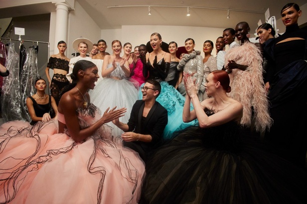 مجموعة Christian Siriano لربيع وصيف 2023 تعيدنا إلى هوليوود القديمة وأيقوناتها