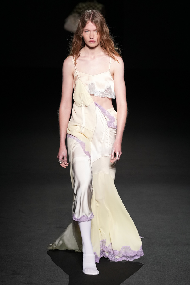 الذوق الشبابي الجريء يهيمن على عرض أزياء Sportmax لربيع وصيف 2023