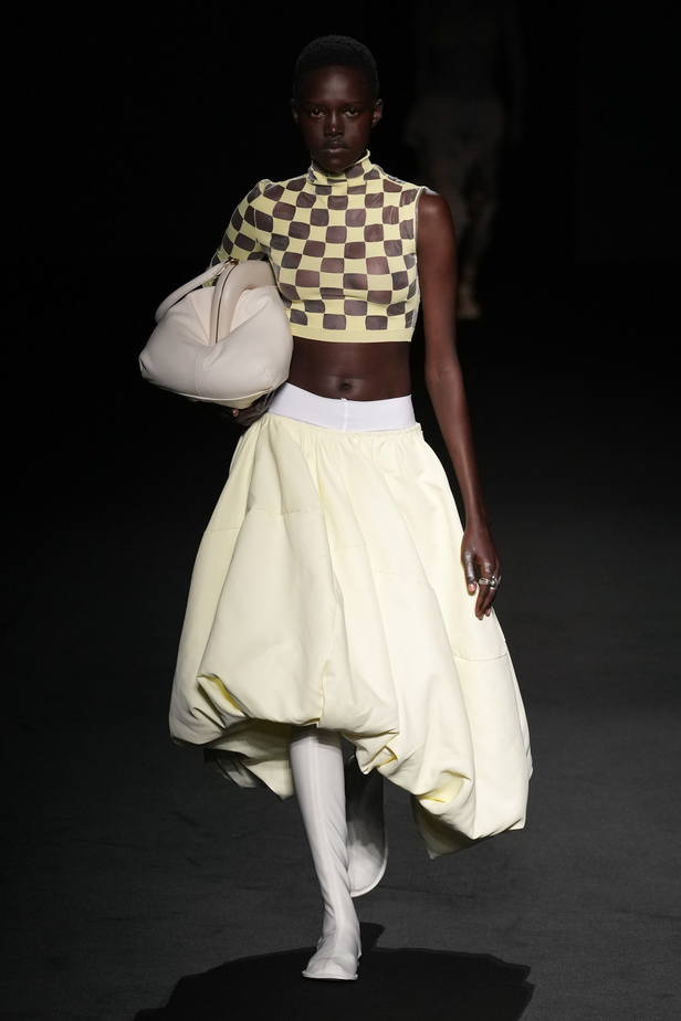 الذوق الشبابي الجريء يهيمن على عرض أزياء Sportmax لربيع وصيف 2023