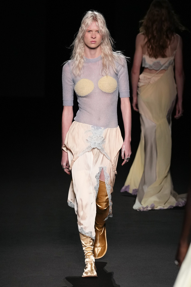 الذوق الشبابي الجريء يهيمن على عرض أزياء Sportmax لربيع وصيف 2023