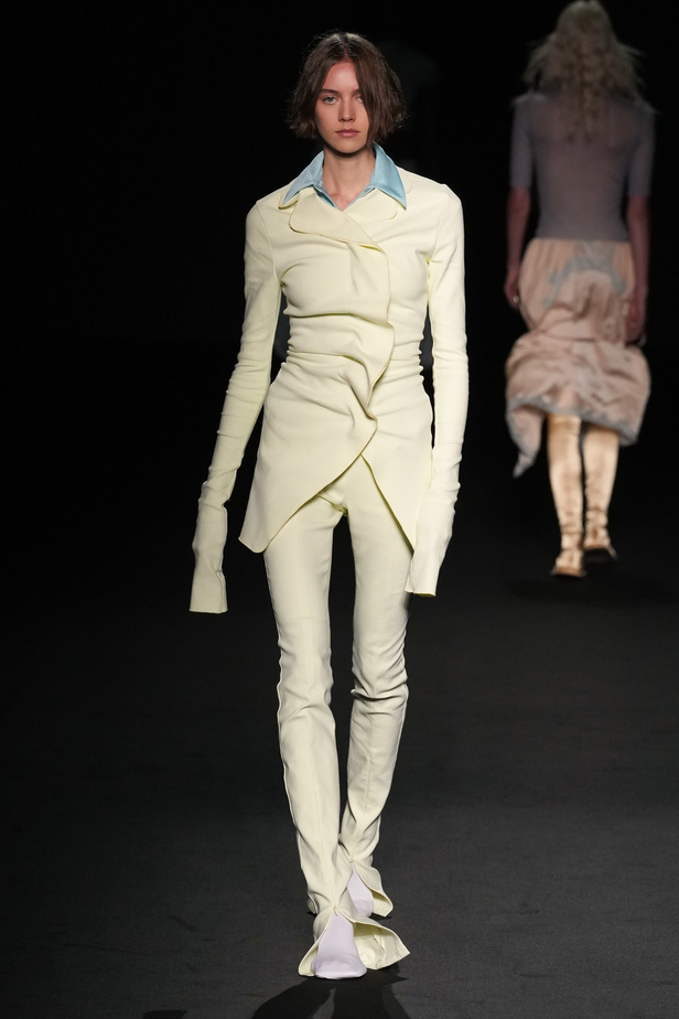 الذوق الشبابي الجريء يهيمن على عرض أزياء Sportmax لربيع وصيف 2023