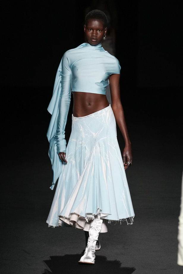 الذوق الشبابي الجريء يهيمن على عرض أزياء Sportmax لربيع وصيف 2023