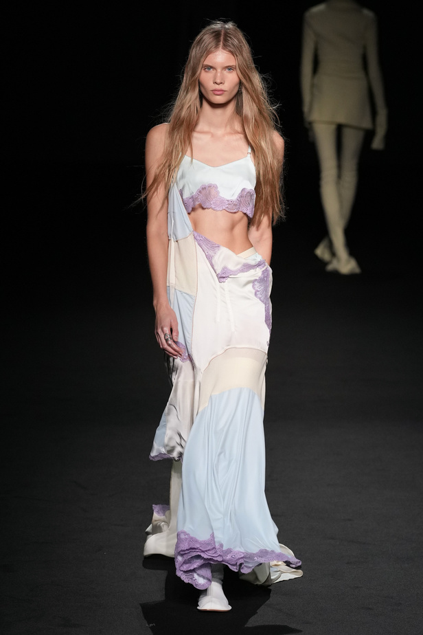 الذوق الشبابي الجريء يهيمن على عرض أزياء Sportmax لربيع وصيف 2023