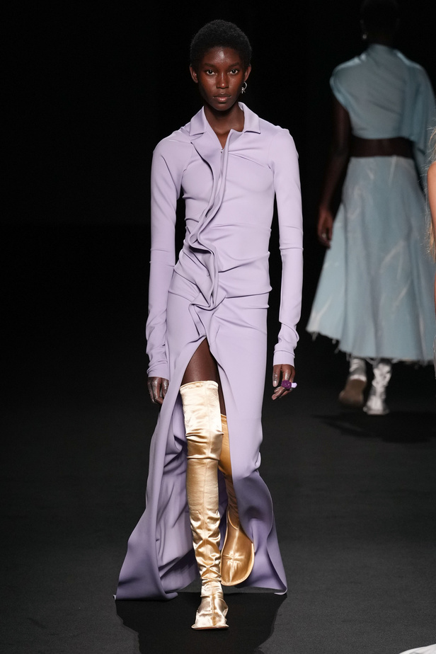 الذوق الشبابي الجريء يهيمن على عرض أزياء Sportmax لربيع وصيف 2023