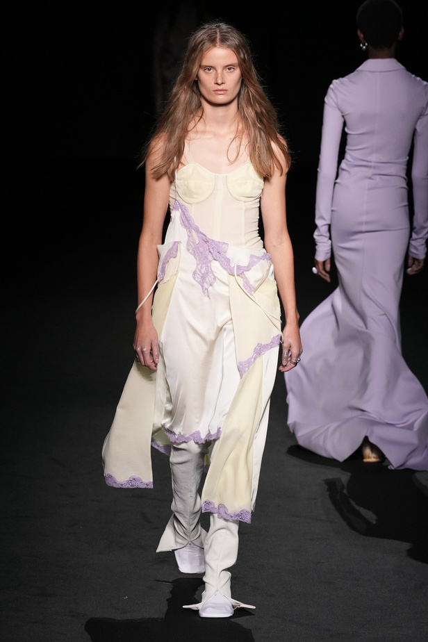 الذوق الشبابي الجريء يهيمن على عرض أزياء Sportmax لربيع وصيف 2023