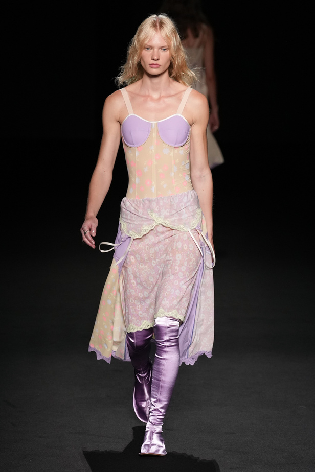 الذوق الشبابي الجريء يهيمن على عرض أزياء Sportmax لربيع وصيف 2023