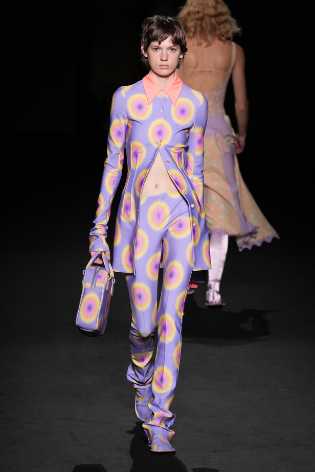 الذوق الشبابي الجريء يهيمن على عرض أزياء Sportmax لربيع وصيف 2023