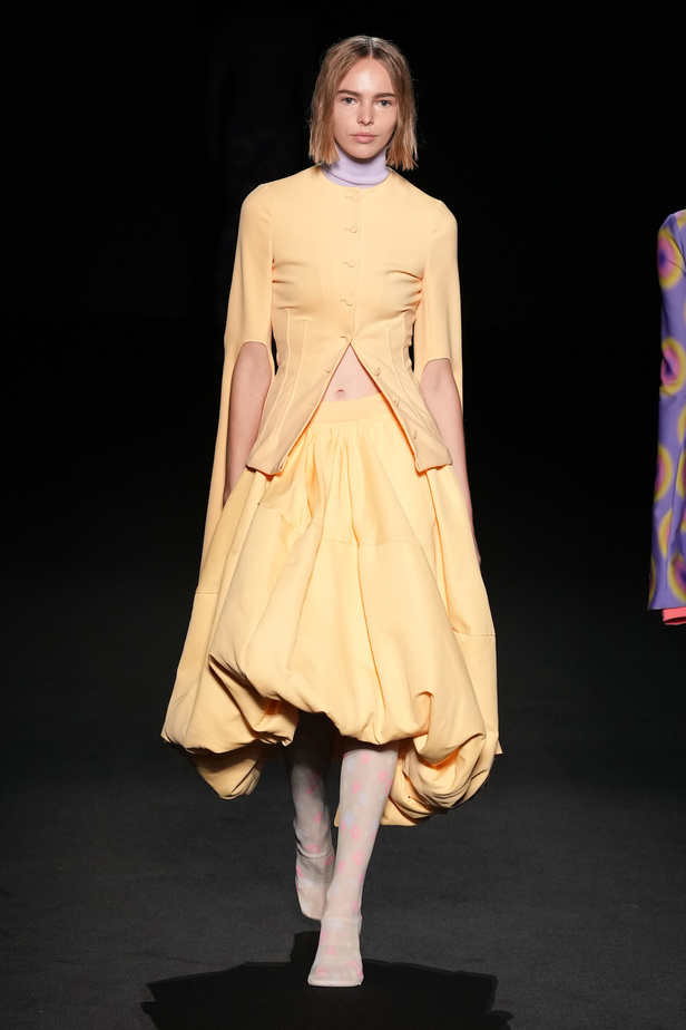 الذوق الشبابي الجريء يهيمن على عرض أزياء Sportmax لربيع وصيف 2023