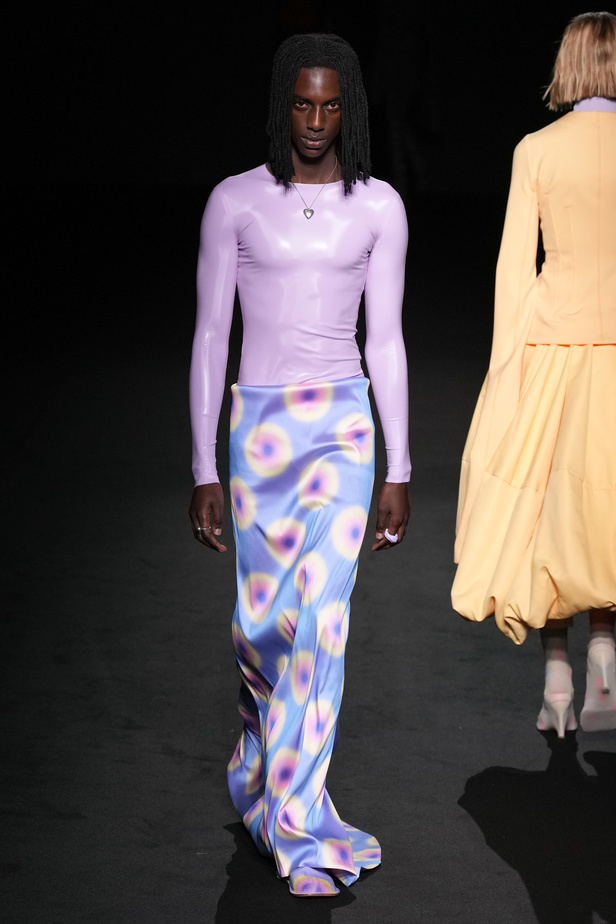 الذوق الشبابي الجريء يهيمن على عرض أزياء Sportmax لربيع وصيف 2023