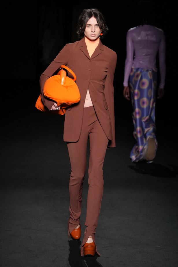 الذوق الشبابي الجريء يهيمن على عرض أزياء Sportmax لربيع وصيف 2023