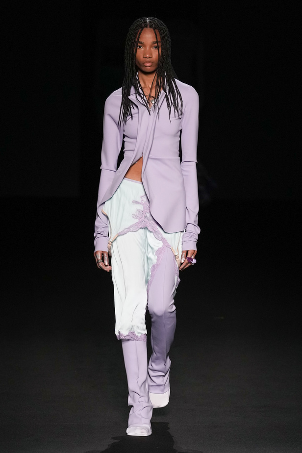 الذوق الشبابي الجريء يهيمن على عرض أزياء Sportmax لربيع وصيف 2023