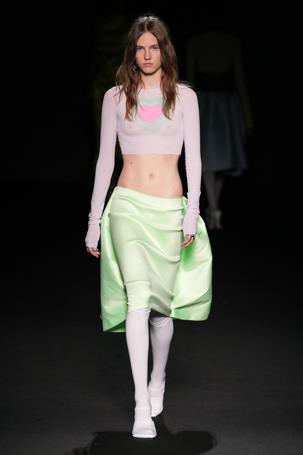 الذوق الشبابي الجريء يهيمن على عرض أزياء Sportmax لربيع وصيف 2023
