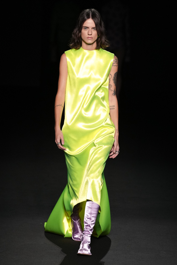 الذوق الشبابي الجريء يهيمن على عرض أزياء Sportmax لربيع وصيف 2023