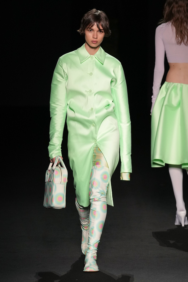 الذوق الشبابي الجريء يهيمن على عرض أزياء Sportmax لربيع وصيف 2023