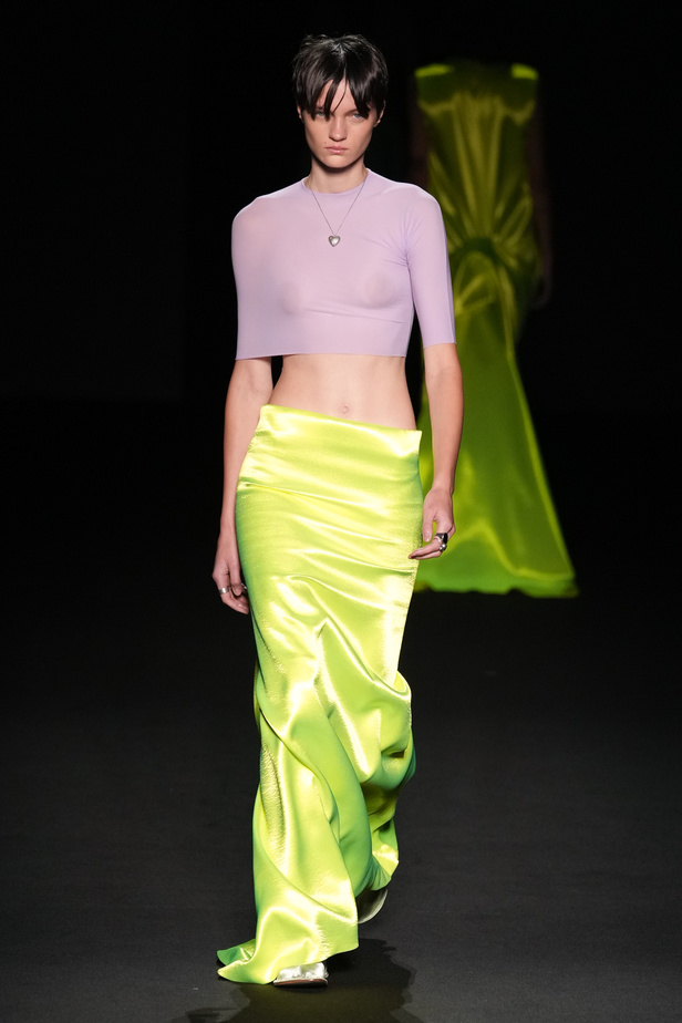 الذوق الشبابي الجريء يهيمن على عرض أزياء Sportmax لربيع وصيف 2023