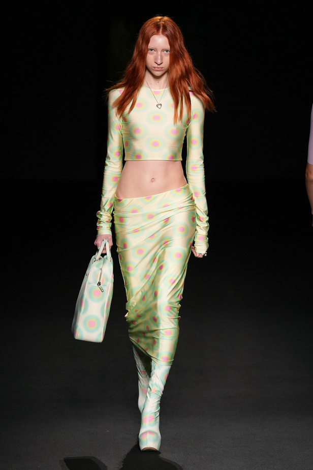 الذوق الشبابي الجريء يهيمن على عرض أزياء Sportmax لربيع وصيف 2023