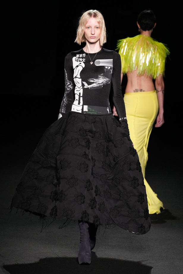 الذوق الشبابي الجريء يهيمن على عرض أزياء Sportmax لربيع وصيف 2023