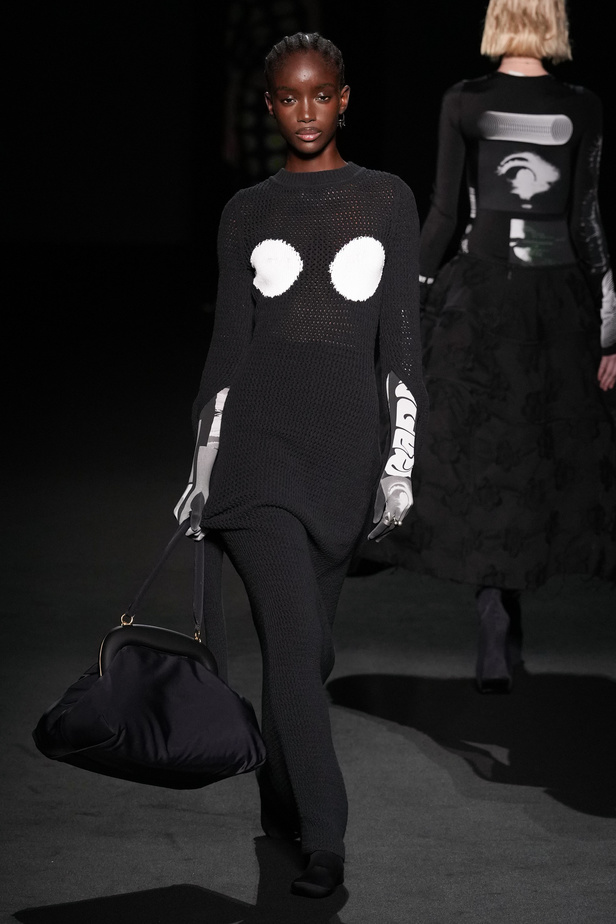 الذوق الشبابي الجريء يهيمن على عرض أزياء Sportmax لربيع وصيف 2023