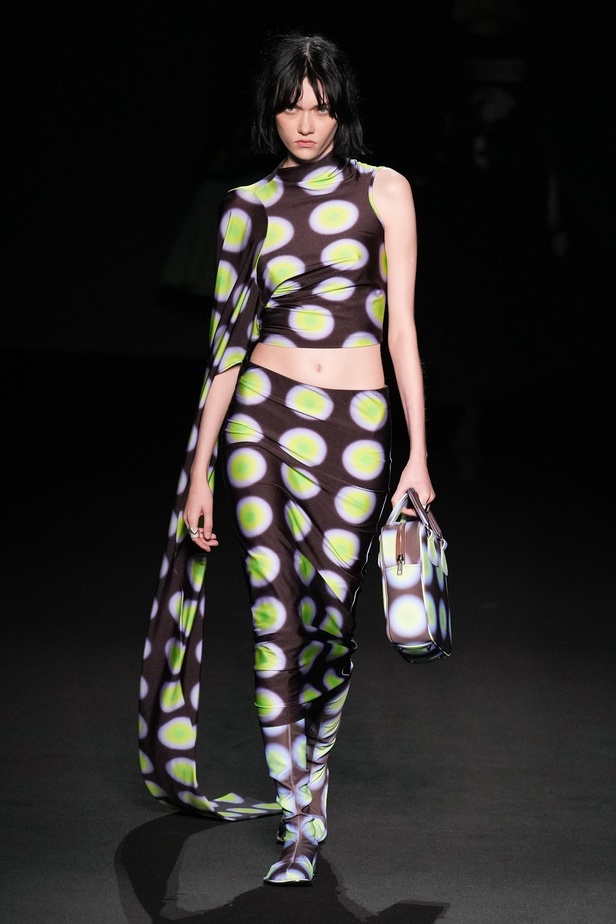 الذوق الشبابي الجريء يهيمن على عرض أزياء Sportmax لربيع وصيف 2023