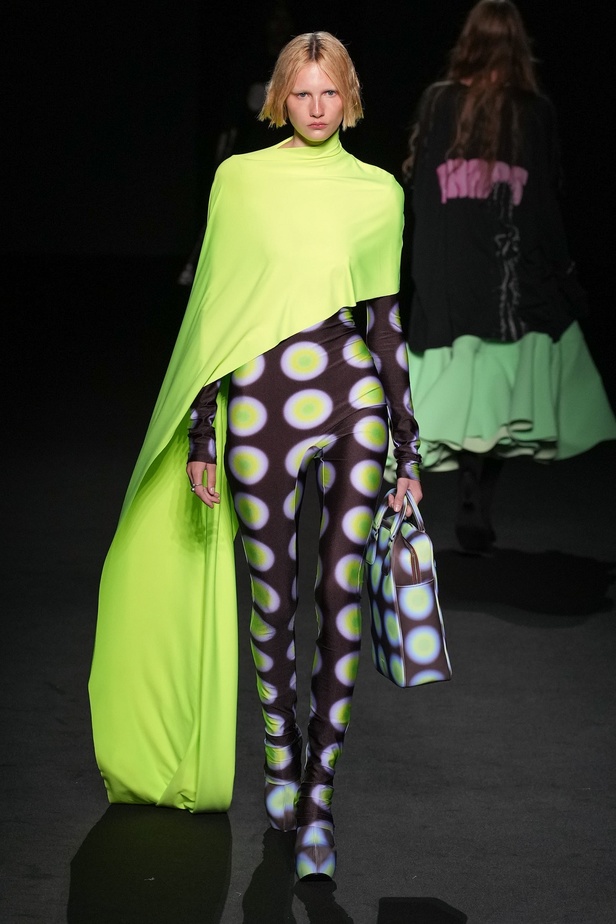 الذوق الشبابي الجريء يهيمن على عرض أزياء Sportmax لربيع وصيف 2023