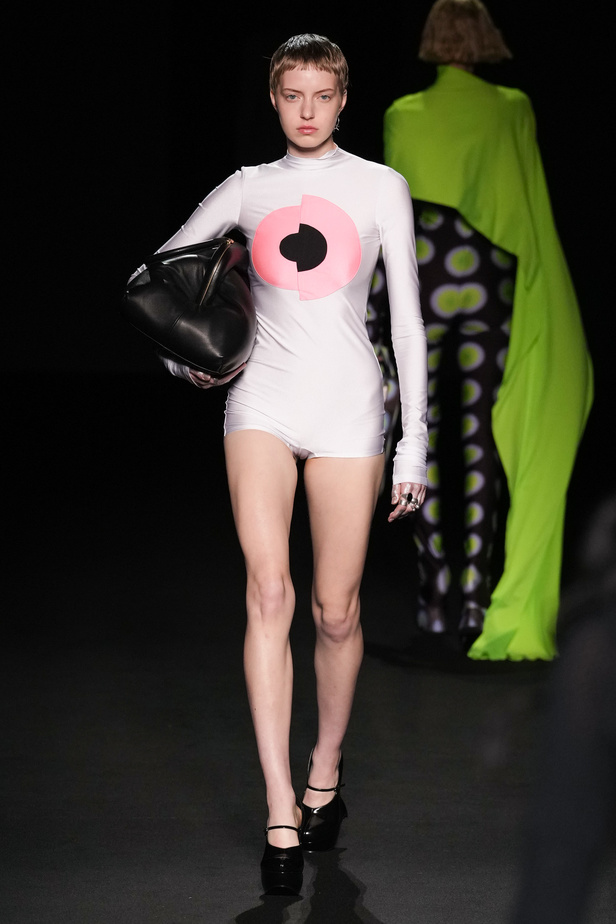 الذوق الشبابي الجريء يهيمن على عرض أزياء Sportmax لربيع وصيف 2023