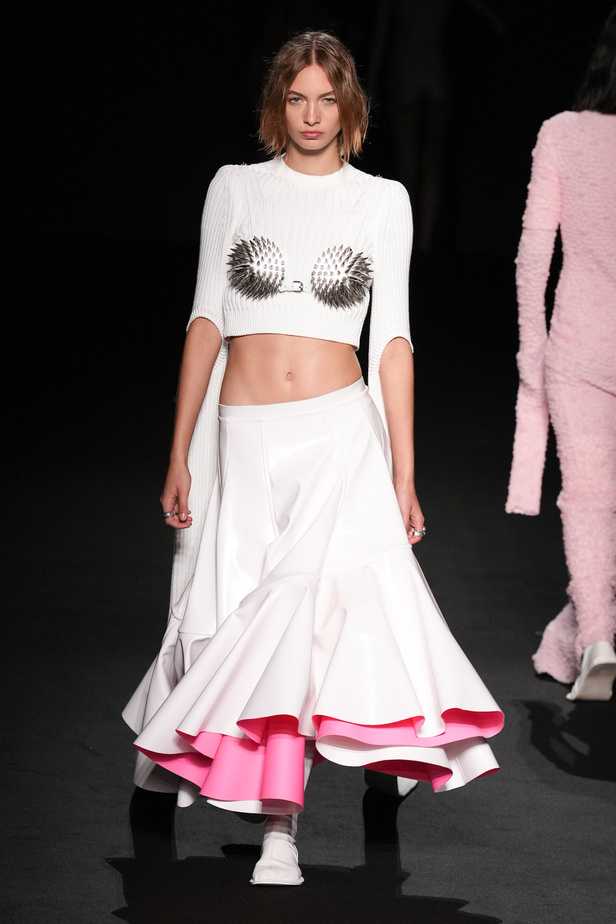 الذوق الشبابي الجريء يهيمن على عرض أزياء Sportmax لربيع وصيف 2023