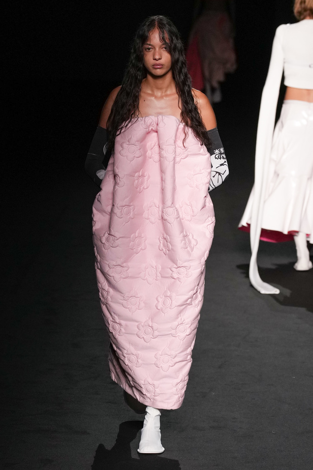 الذوق الشبابي الجريء يهيمن على عرض أزياء Sportmax لربيع وصيف 2023