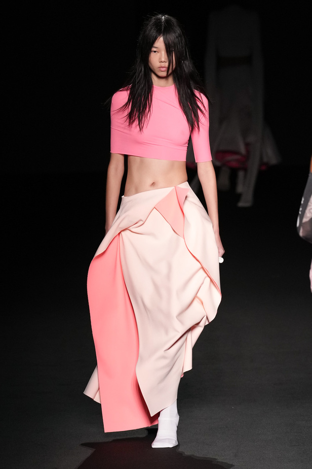 الذوق الشبابي الجريء يهيمن على عرض أزياء Sportmax لربيع وصيف 2023