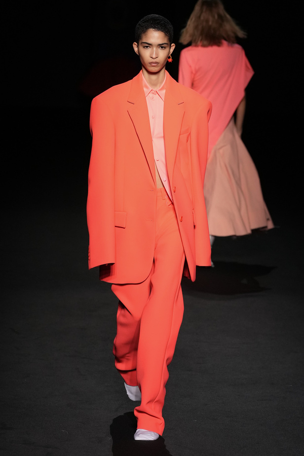 الذوق الشبابي الجريء يهيمن على عرض أزياء Sportmax لربيع وصيف 2023