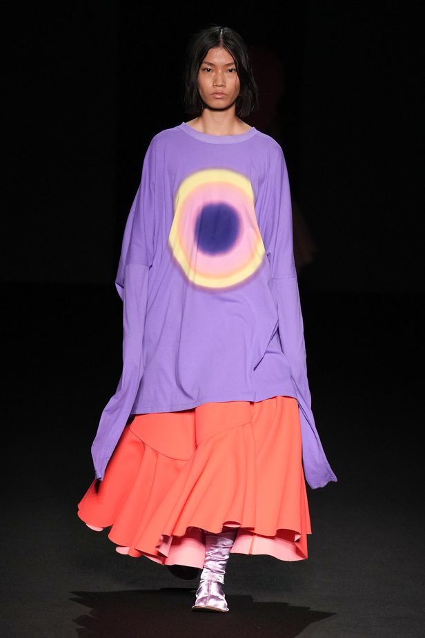 الذوق الشبابي الجريء يهيمن على عرض أزياء Sportmax لربيع وصيف 2023