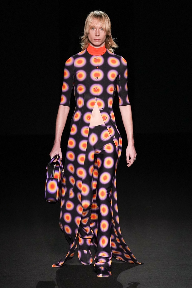 الذوق الشبابي الجريء يهيمن على عرض أزياء Sportmax لربيع وصيف 2023