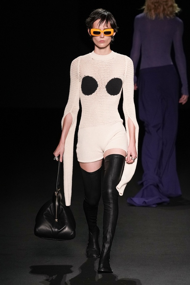 الذوق الشبابي الجريء يهيمن على عرض أزياء Sportmax لربيع وصيف 2023