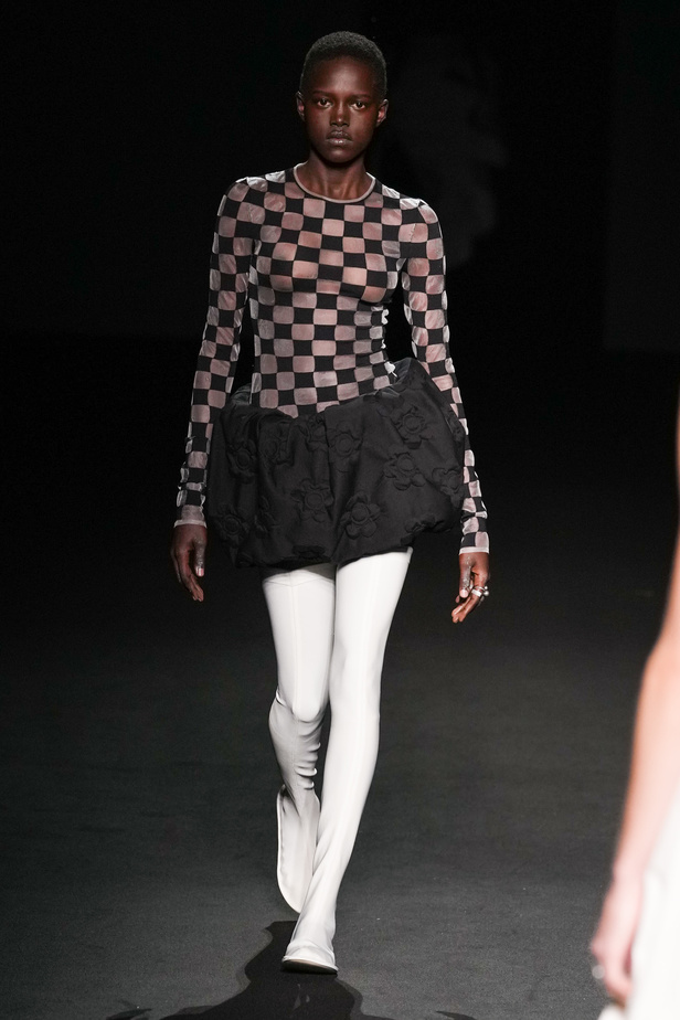 الذوق الشبابي الجريء يهيمن على عرض أزياء Sportmax لربيع وصيف 2023