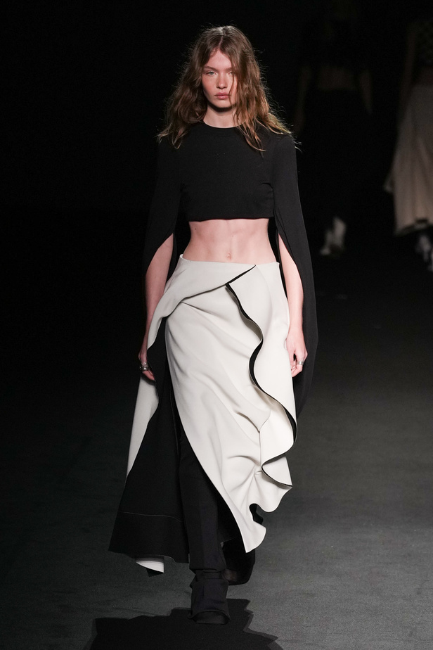 الذوق الشبابي الجريء يهيمن على عرض أزياء Sportmax لربيع وصيف 2023