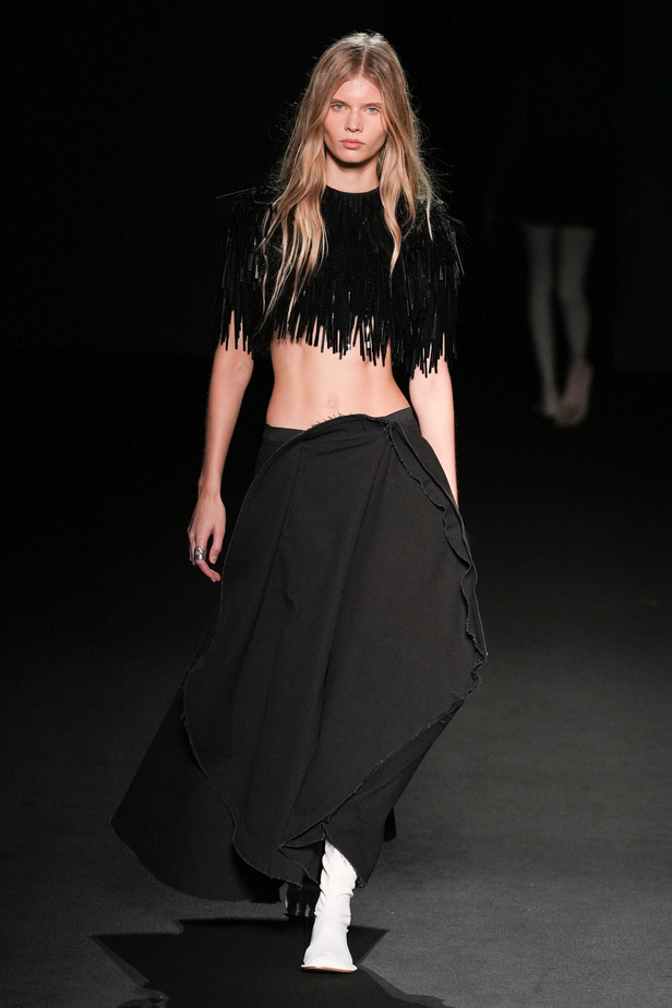 الذوق الشبابي الجريء يهيمن على عرض أزياء Sportmax لربيع وصيف 2023