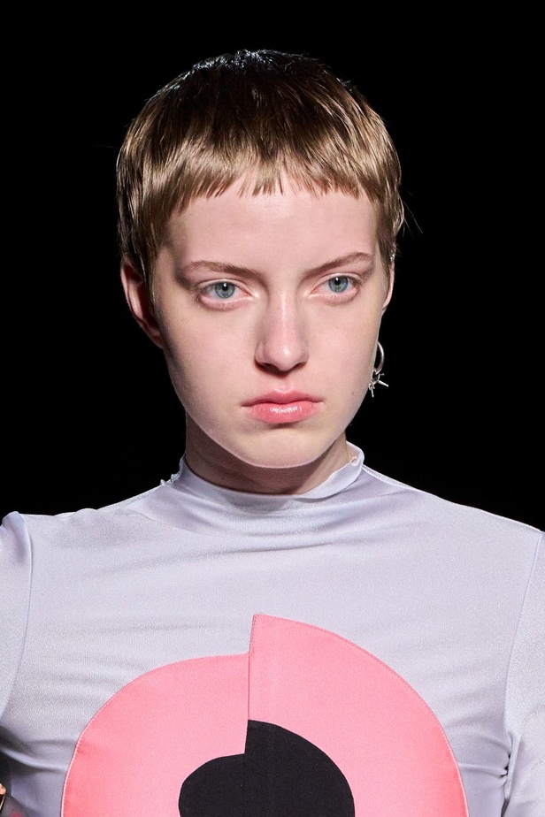 الذوق الشبابي الجريء يهيمن على عرض أزياء Sportmax لربيع وصيف 2023