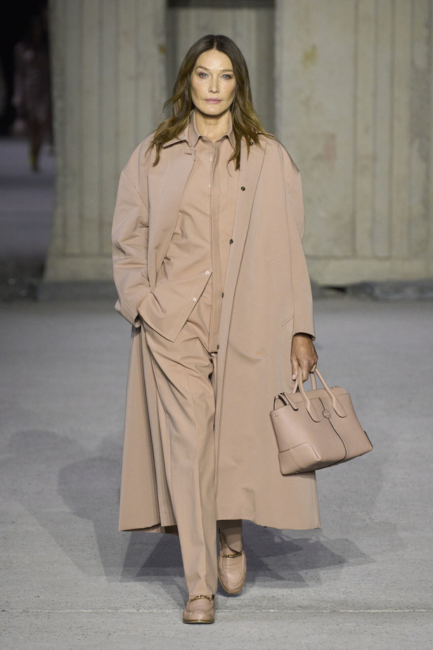 عرض أزياء Tod’s لموسم ربيع وصيف 2023.. أناقة كلاسيكية ومعاطف فاخرة