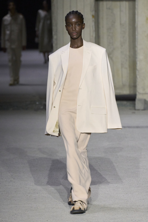 عرض أزياء Tod’s لموسم ربيع وصيف 2023.. أناقة كلاسيكية ومعاطف فاخرة