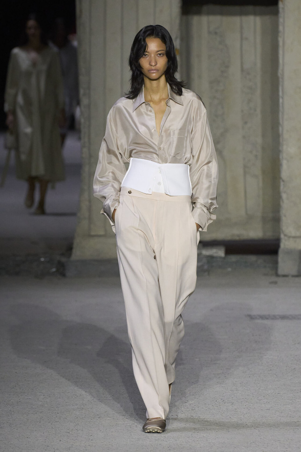 عرض أزياء Tod’s لموسم ربيع وصيف 2023.. أناقة كلاسيكية ومعاطف فاخرة