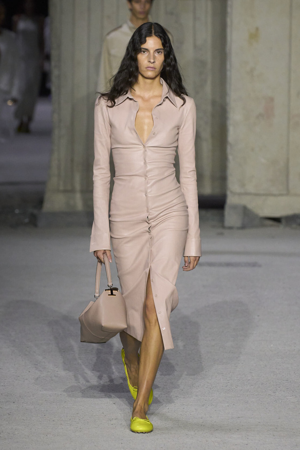 عرض أزياء Tod’s لموسم ربيع وصيف 2023.. أناقة كلاسيكية ومعاطف فاخرة