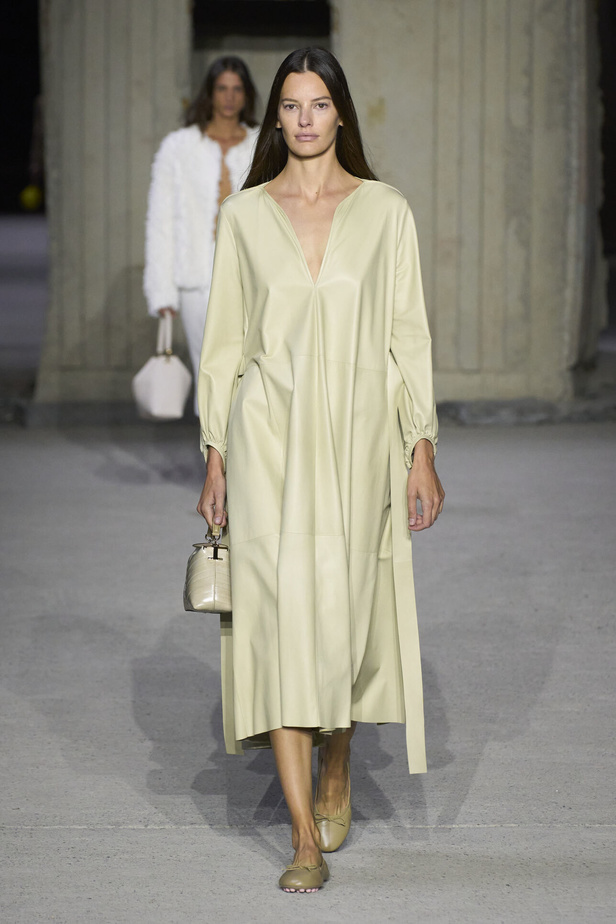 عرض أزياء Tod’s لموسم ربيع وصيف 2023.. أناقة كلاسيكية ومعاطف فاخرة