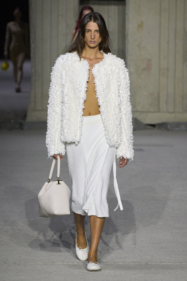 عرض أزياء Tod’s لموسم ربيع وصيف 2023.. أناقة كلاسيكية ومعاطف فاخرة