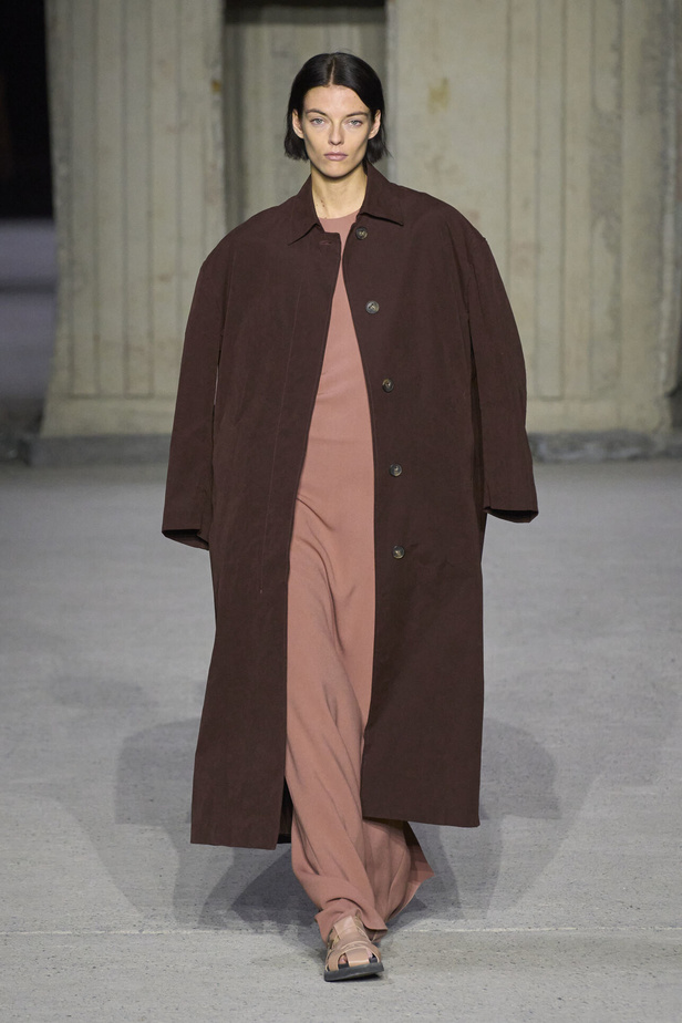 عرض أزياء Tod’s لموسم ربيع وصيف 2023.. أناقة كلاسيكية ومعاطف فاخرة