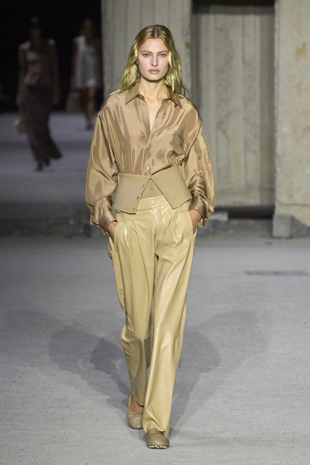 عرض أزياء Tod’s لموسم ربيع وصيف 2023.. أناقة كلاسيكية ومعاطف فاخرة