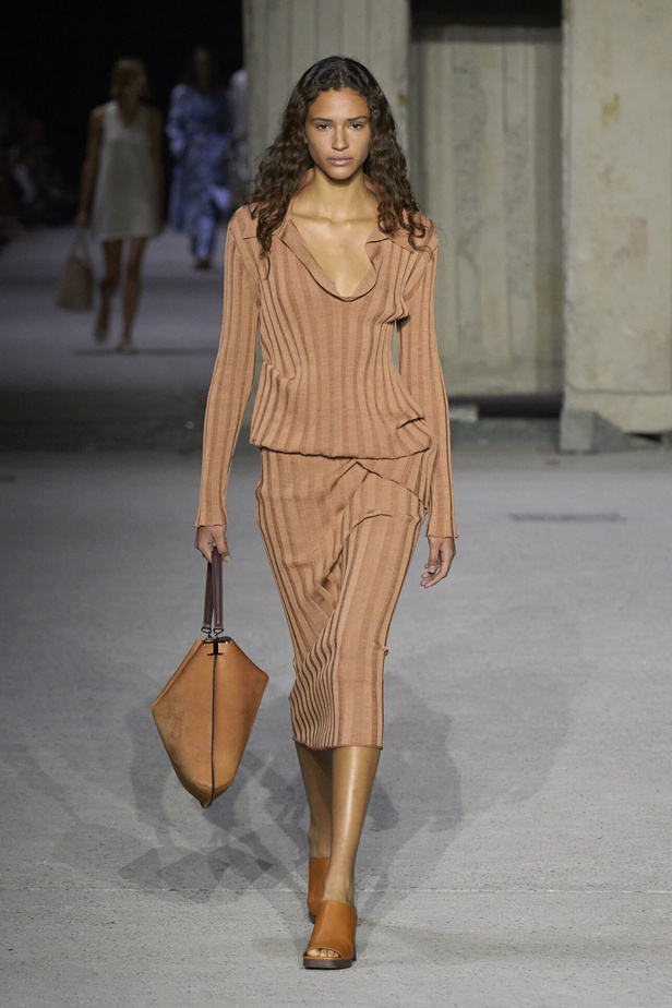 عرض أزياء Tod’s لموسم ربيع وصيف 2023.. أناقة كلاسيكية ومعاطف فاخرة