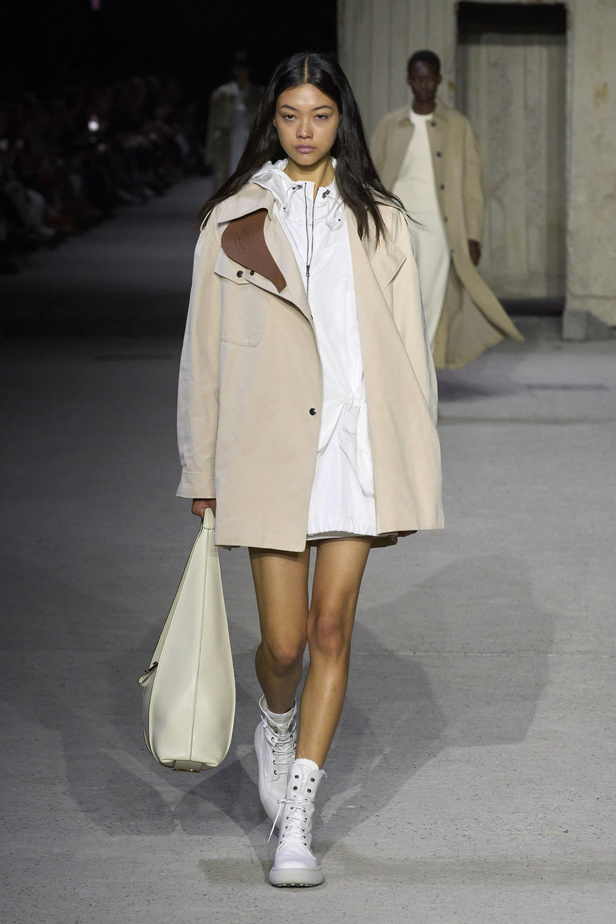 عرض أزياء Tod’s لموسم ربيع وصيف 2023.. أناقة كلاسيكية ومعاطف فاخرة