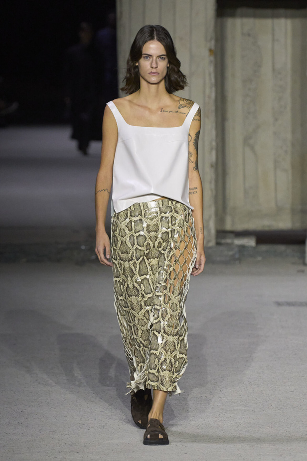 عرض أزياء Tod’s لموسم ربيع وصيف 2023.. أناقة كلاسيكية ومعاطف فاخرة